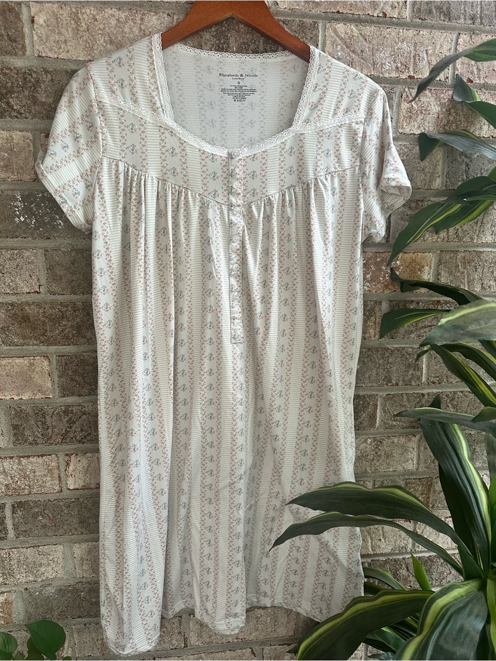 Grandma chic Cream Floral Short-Sleeve Nightgown